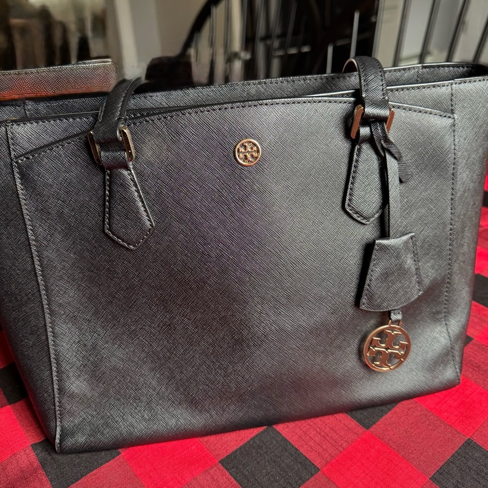 Tory Burch black bag
Like new with dust bag
Lots of pockets, great condition!